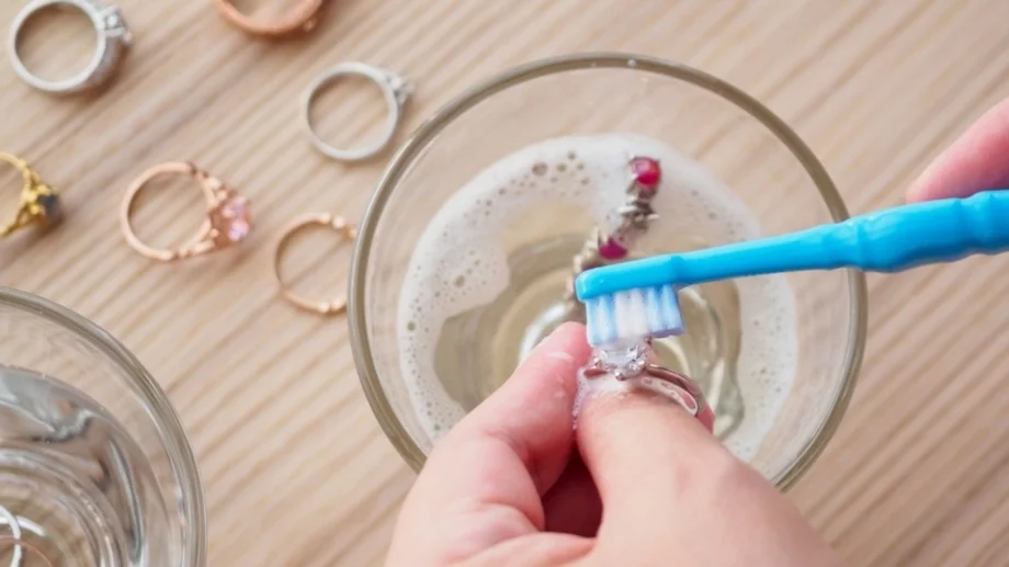 Как правилно да почиствате бижутата си