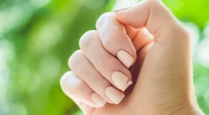 Как да поправите счупен нокът, без да ходите в салон