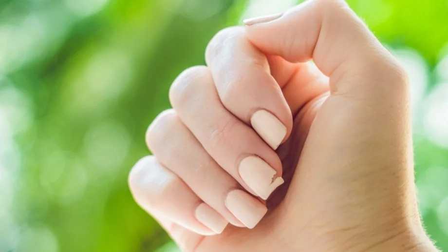 Как да поправите счупен нокът, без да ходите в салон