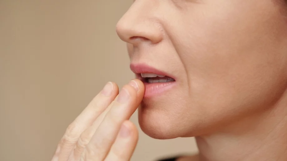 8 грешки, които правят устните ви сухи и напукани