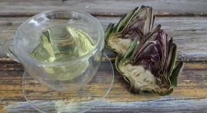 Французойките пият вода от артишок срещу подуване, но работи ли?