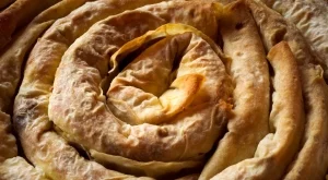 Вкусна постна баница с булгур и коприва