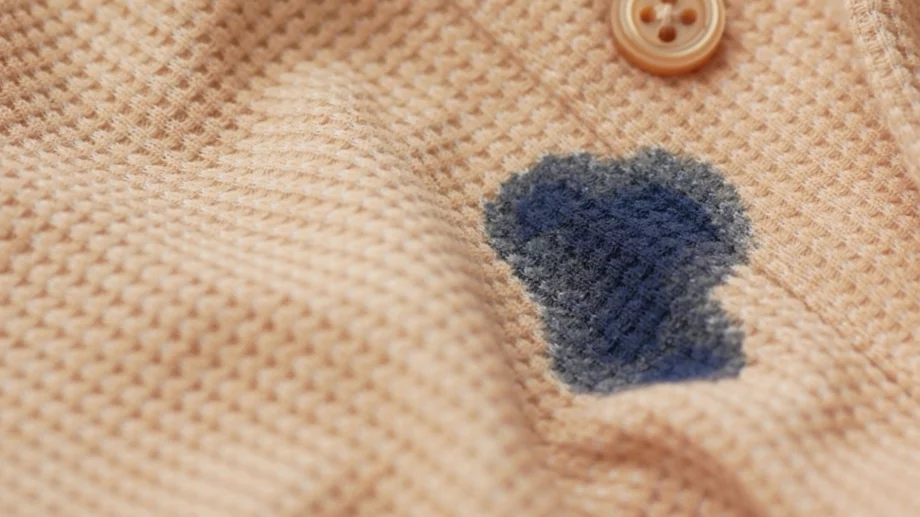 Премахнете петна от мастило от дрехи с една обикновена течност