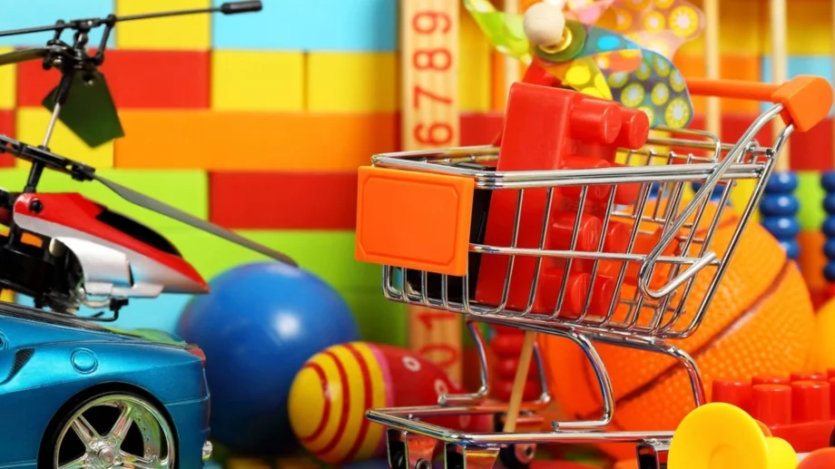 Съвети за безопасно използване на летящи играчки у дома и на открито