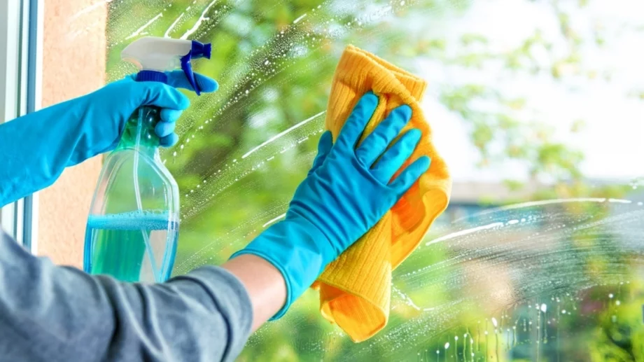 9 изненадващи начина за използване на препарат за почистване на стъкла 
