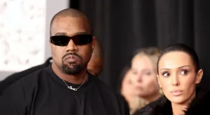 Жената на Кание Уест пак лъсна гола (СНИМКА)