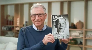Автобиографията на Бил Гейтс "Изходен код" проследява пътя му от любопитно дете до създател на мултимилиардния Microsoft 