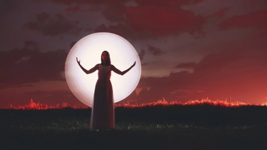 Кървавото пълнолуние на 14 март 2025 ще донесе изобилие на тези 4 зодии