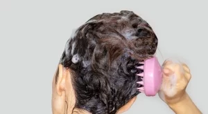 Действат ли масажорите за скалп за растежа на косата?