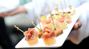 Еднократни кетъринг консумативи: Как да изберете подходящите за всяко свое събитие?