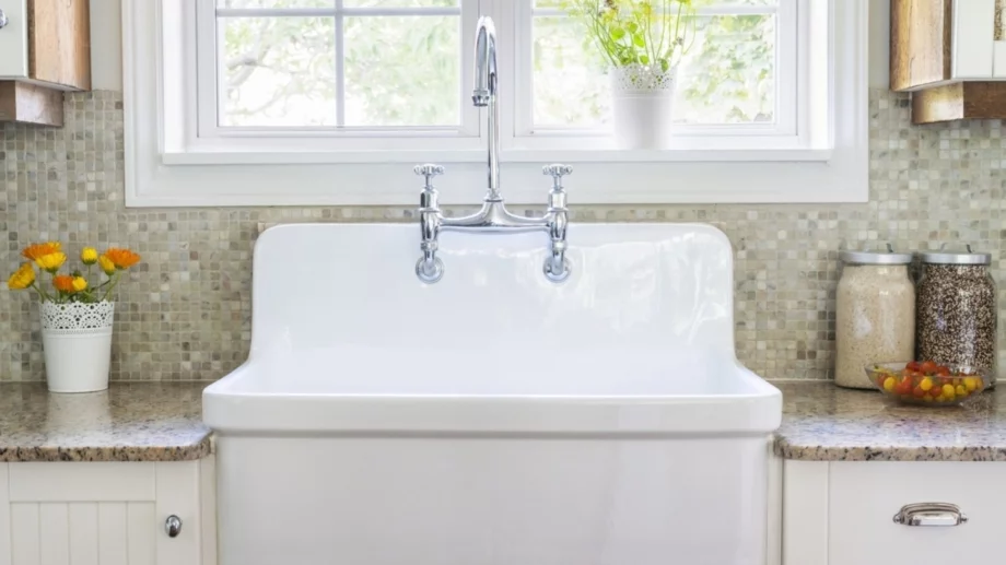 Как да почистите порцеланова мивка, за да премахнете петна