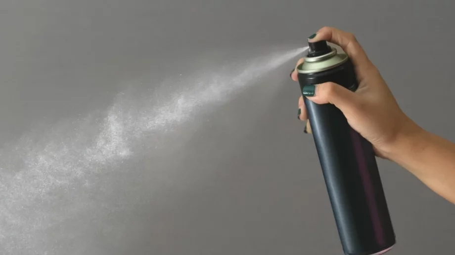 8 неочаквани приложения на лака за коса, които вероятно не знаете