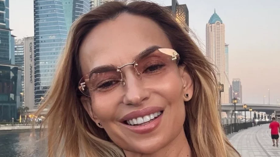 Баба трепач: Ето я певицата Малина на 57 и по бански (СНИМКА)