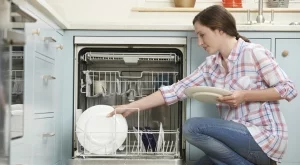 6 неочаквани неща, които можете да почиствате в съдомиялна