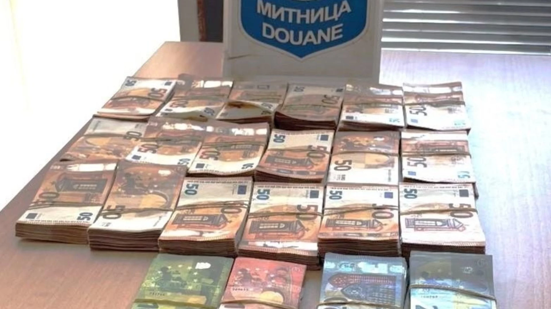 В кабината и в радиаторите: Хванаха контрабандна валута