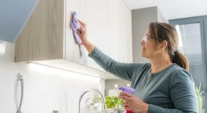 4-те най-ефективни начина за отстраняване на мазнини от кухненски шкафове