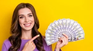 Тези 3 зодии ще привличат парите като магнит през април 2025