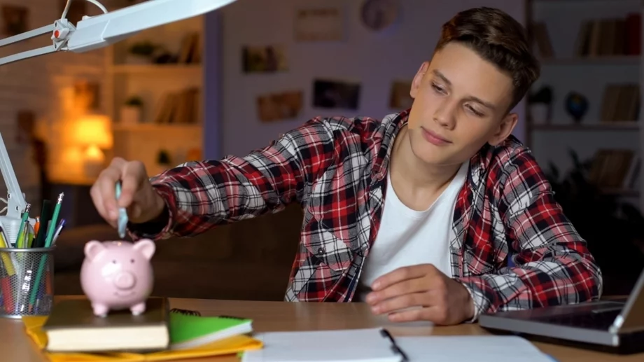 4 лесни начина да научите тийнейджър да борави с пари