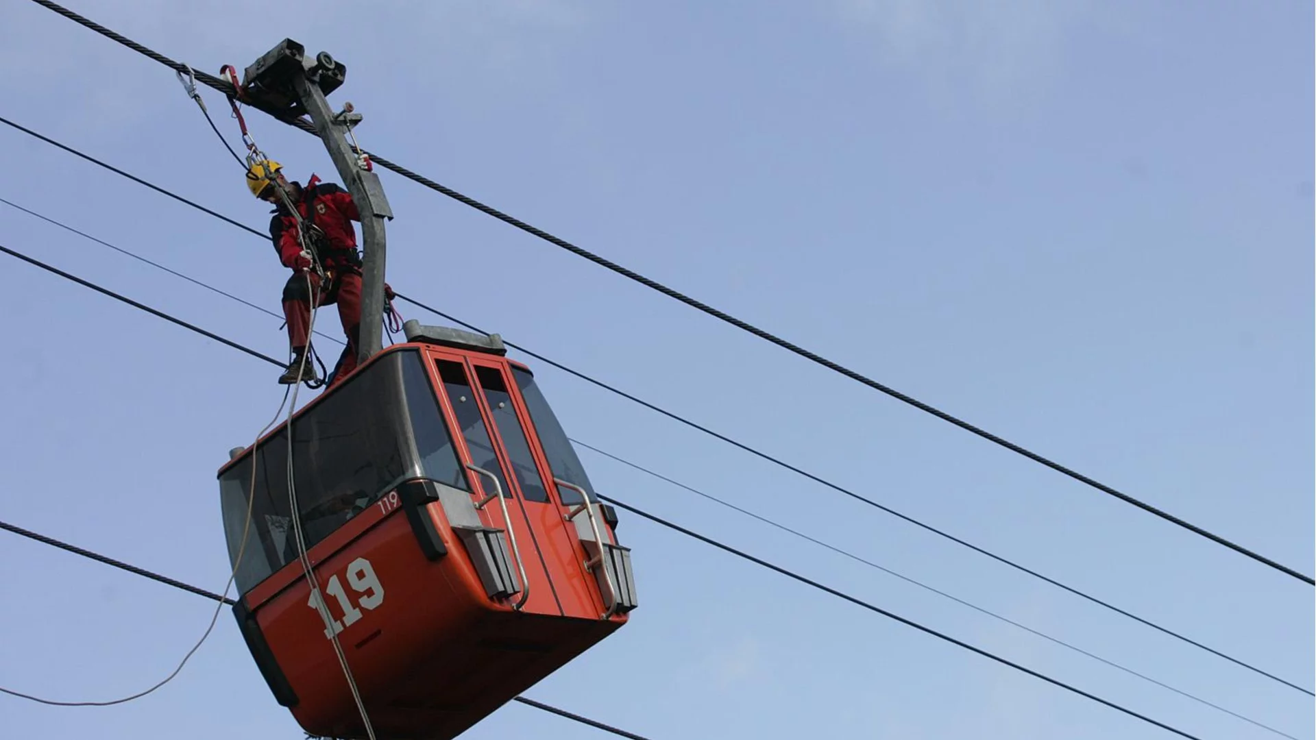 Скоростно: Масови уволнения след инцидент с двама мъже на въжен лифт