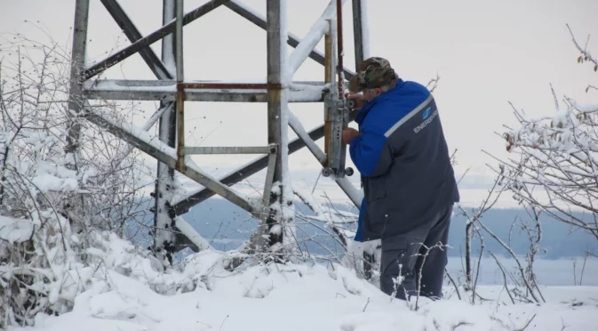 Снегът пак нанесе щети и остави няколко села без ток