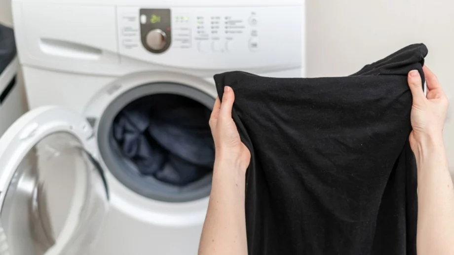 Как правилно да перете черни дрехи, за да НЕ се натрупва мъх