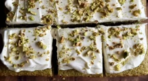 Чуден сладкиш с шамфъстък и глазура