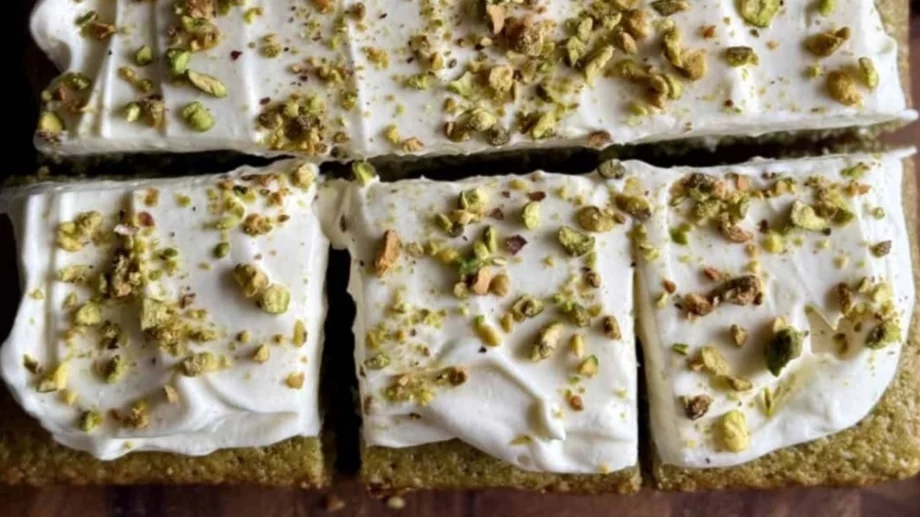 Чуден сладкиш с шамфъстък и глазура