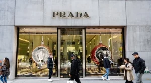 Две големи имена в модата се обединяват: Prada официално купува Versace