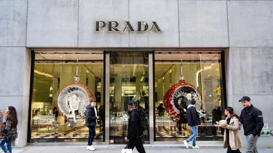 Две големи имена в модата се обединяват: Prada официално купува Versace