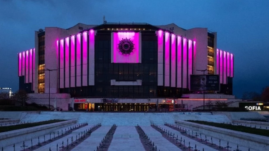 НДК грейна в розово за старта на кампания за рак на гърдата