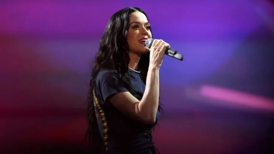 Кейти Пери и други известни жени полетяха в космоса (ВИДЕО)