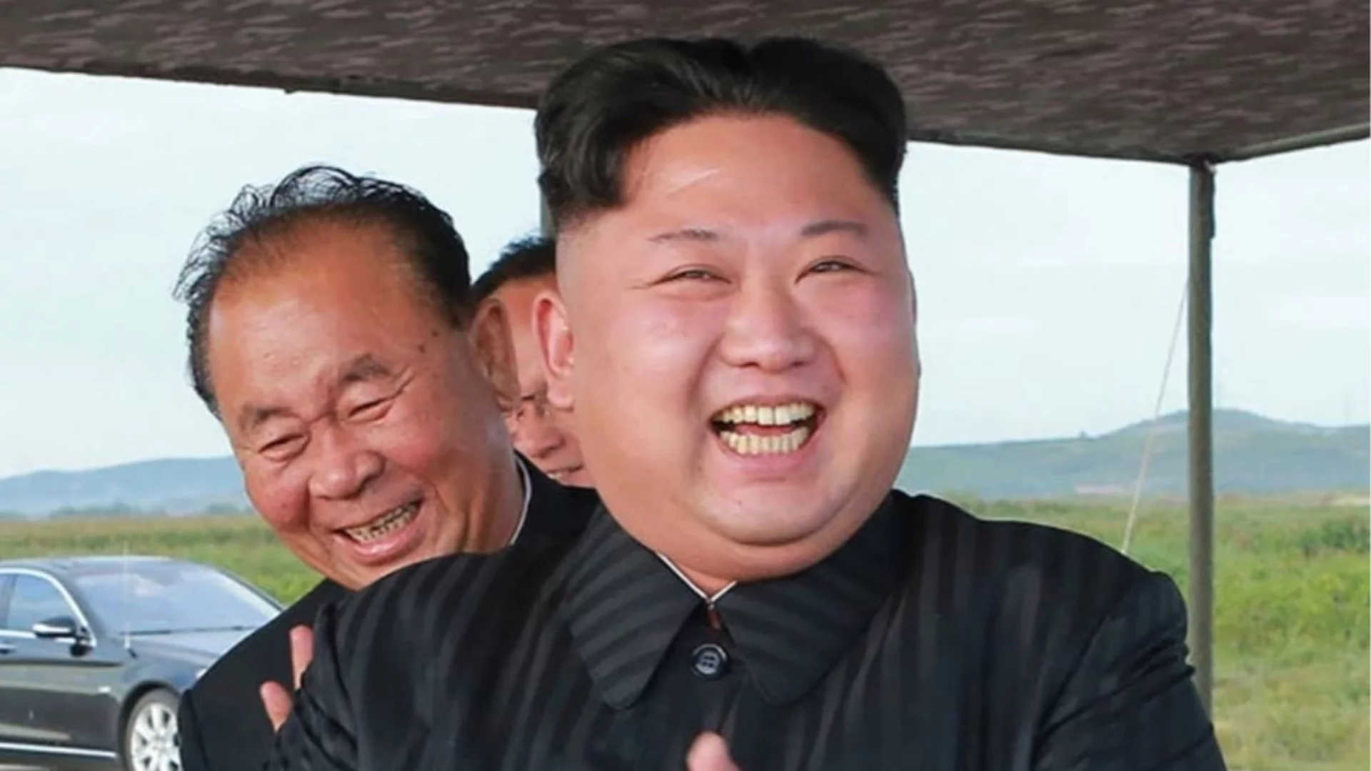 Ким Чен-ун строи чудовище в морето (СНИМКИ)