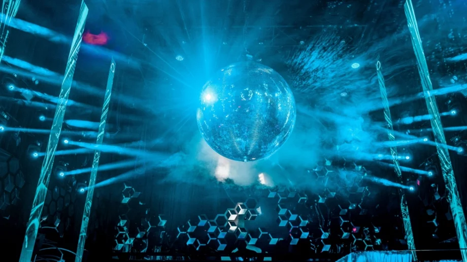 Парти уикендът на София – IQOS завладя най-популярните заведения