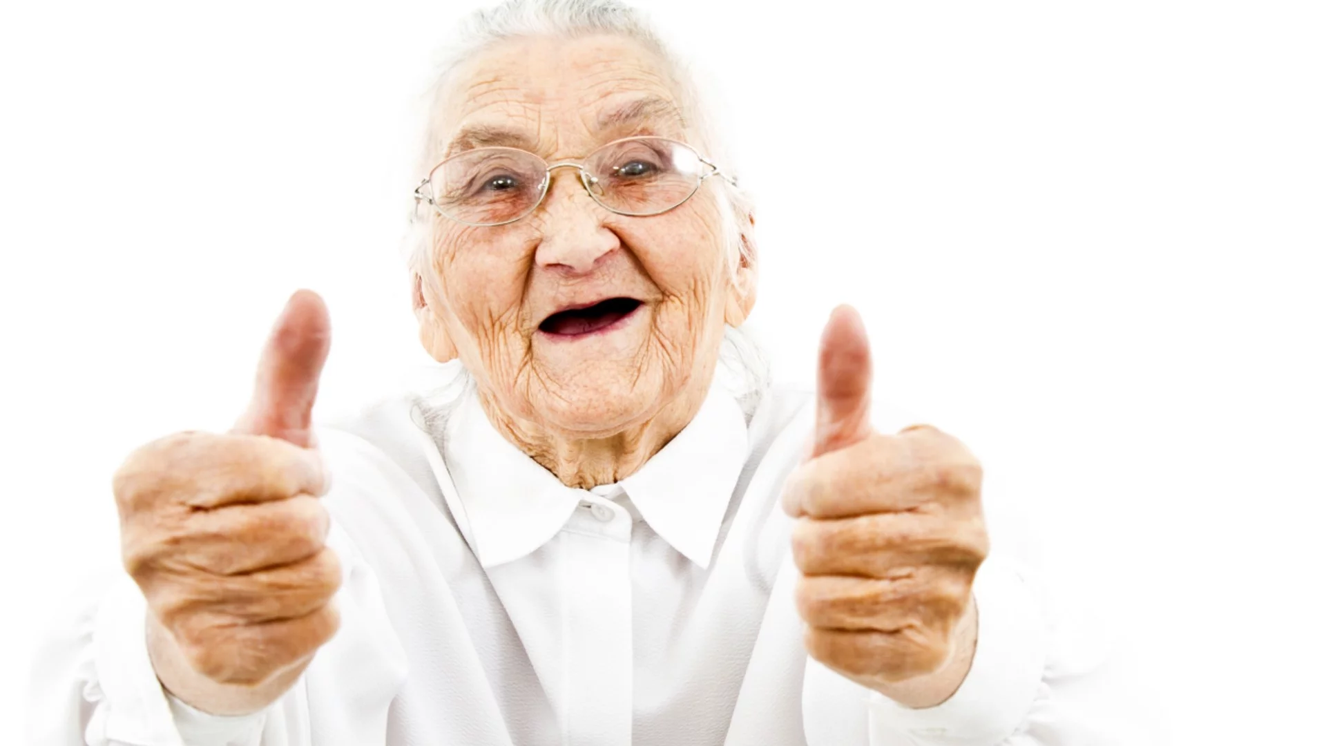 Оцеля и даже разговаря: 80-годишна падна от шести етаж върху автомобил (ВИДЕО)