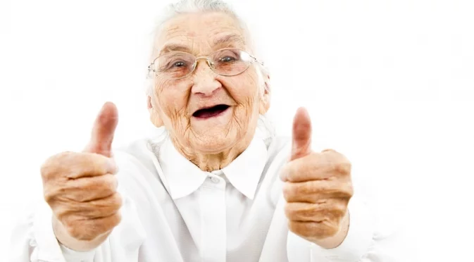 Оцеля и даже разговаря: 80-годишна падна от шести етаж върху автомобил (ВИДЕО)