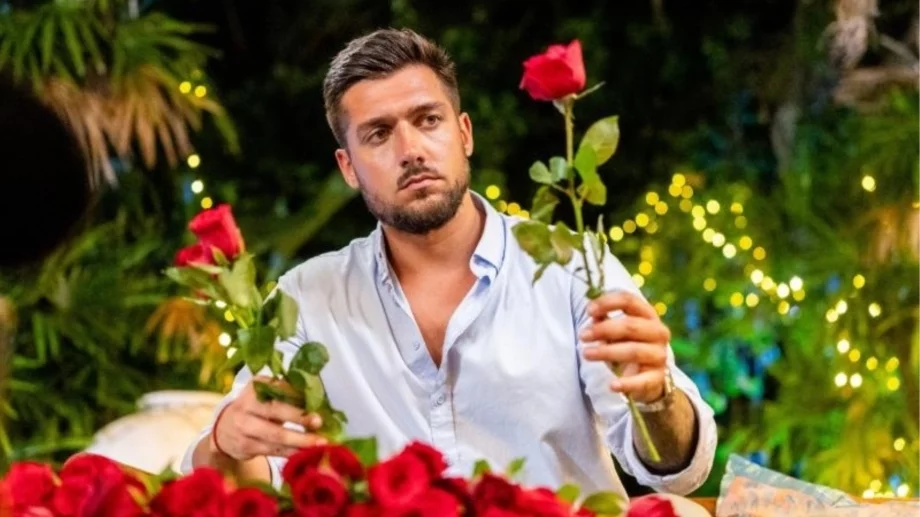 Облог и първа целувка на Васил в "Ергенът" (ВИДЕО)