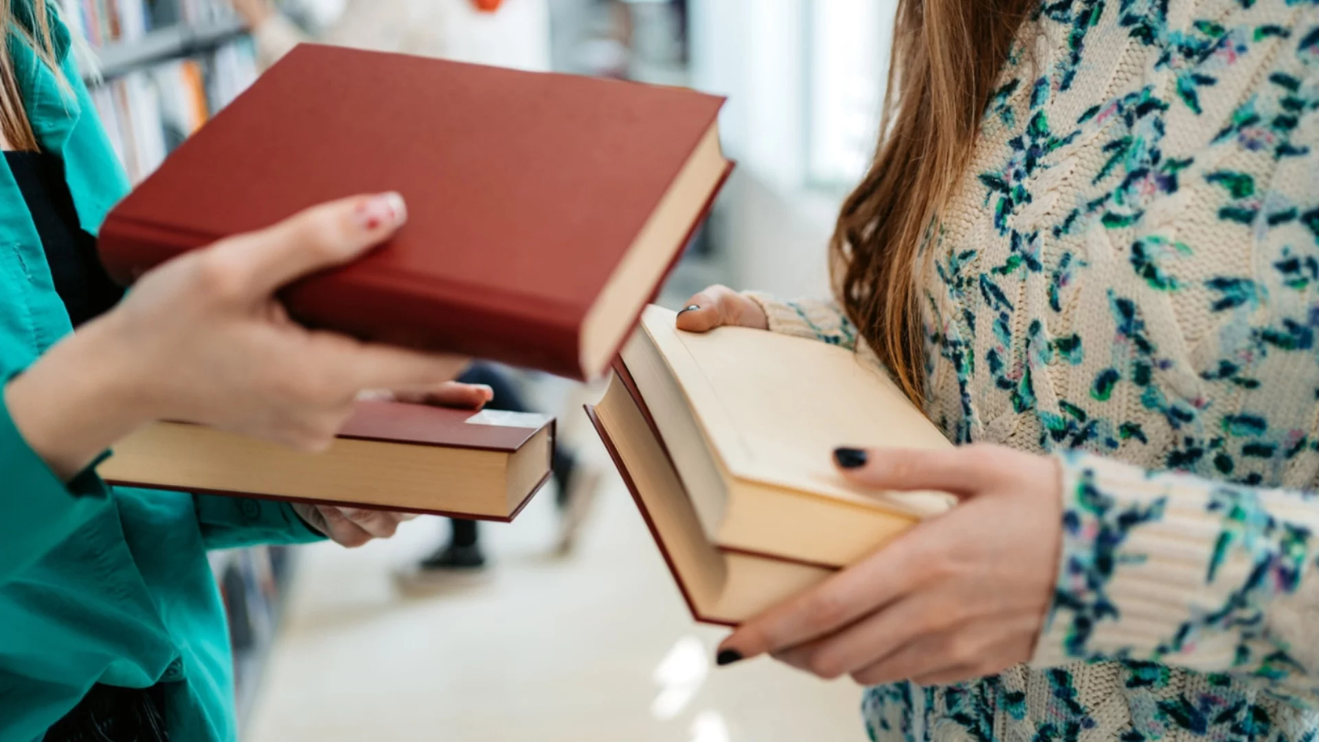 Забележителна жива верига от доброволци пренесе над 9000 книги (ВИДЕО)