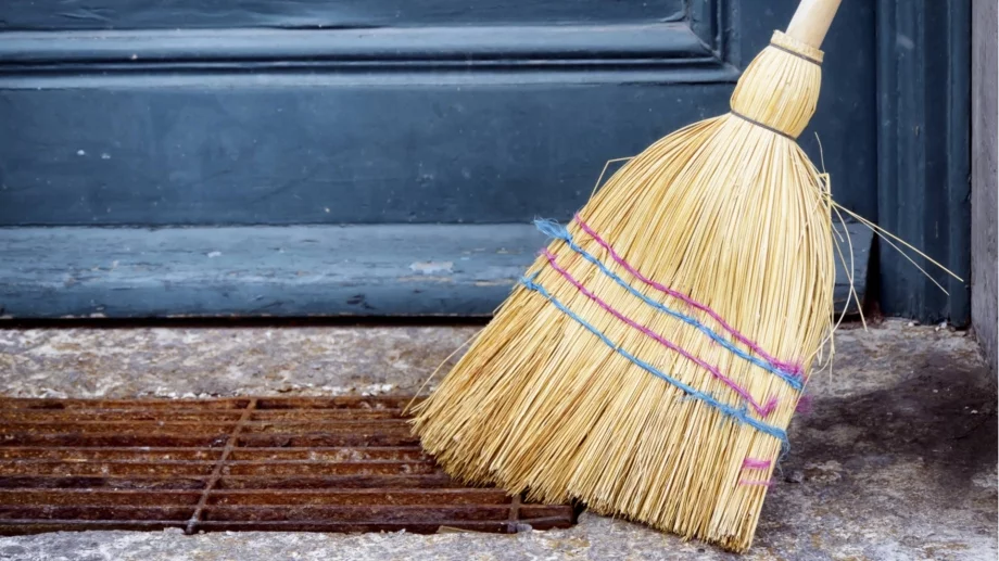 Упражнения с метла превземат интернет: Нова фитнес мания без тежести (ВИДЕО)