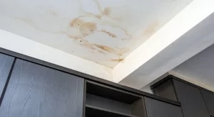 Как да премахнете петна от вода от тавана – без значение колко са стари