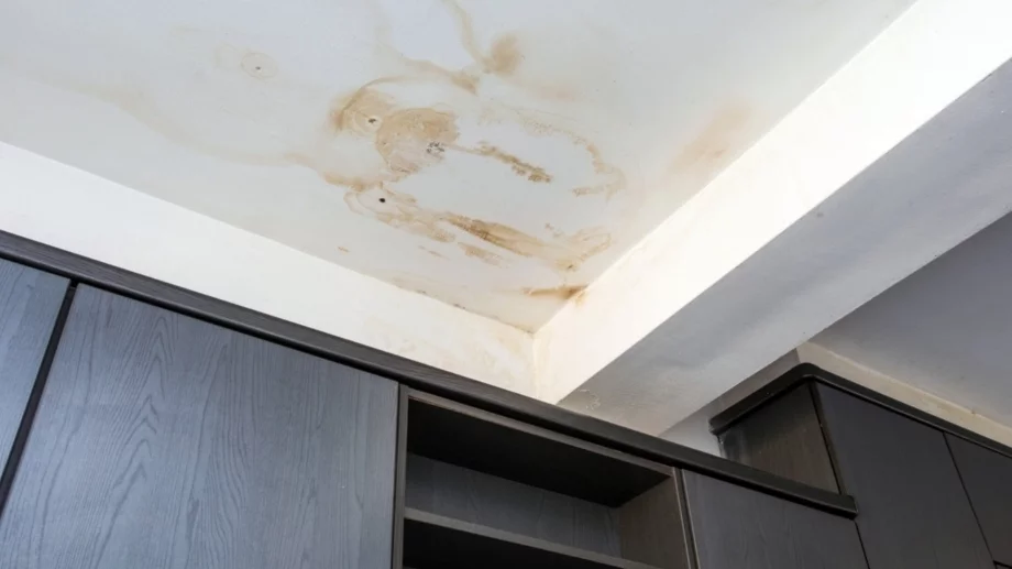 Как да премахнете петна от вода от тавана – без значение колко са стари