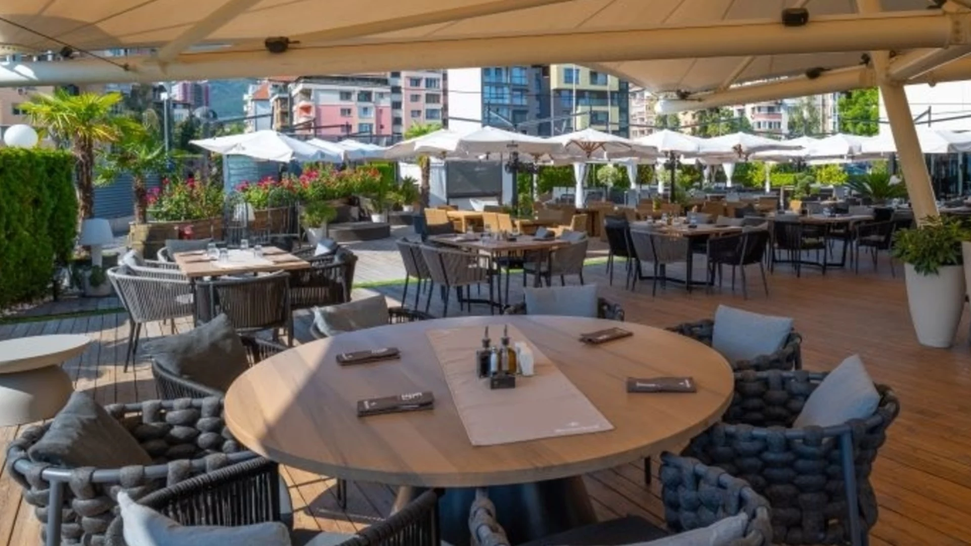 Луксозен ресторант с градина и стек специалитети в София 