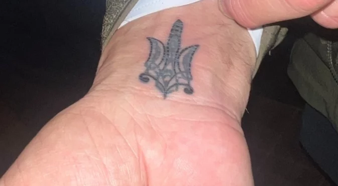 Холивудска звезда си татуира украинския герб (СНИМКИ и ВИДЕО)