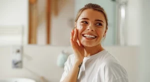 Слънцезащитен крем - как, кога и колко често трябва да го нанасяме върху лицето си (ВИДЕО)