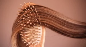 Колко често и как да почистваме четката си за коса?