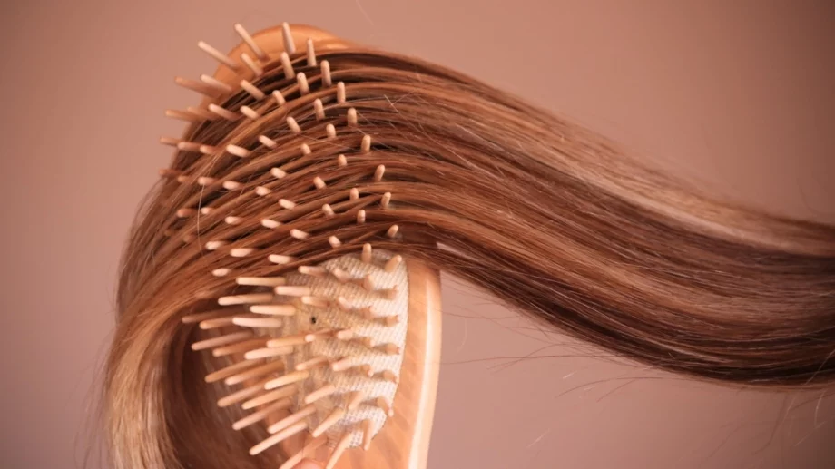 Колко често и как да почистваме четката си за коса?