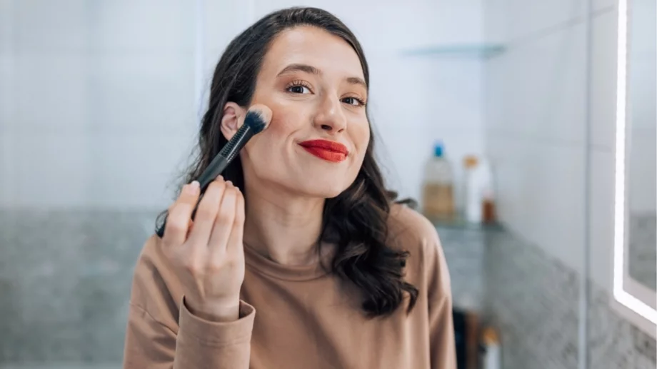 Нов TikTok тренд: Какво е "блърнат грим" и как да го постигнем сами (ВИДЕО)