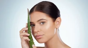 3 ползи от оставянето на гел от алое вера върху лицето през нощта