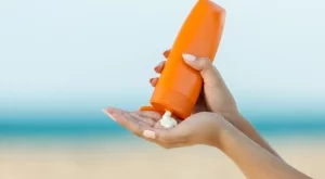 Как да премахнете петна от слънцезащитен крем от градински мебели