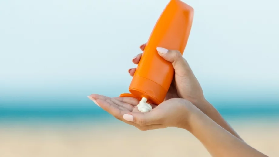 Как да премахнете петна от слънцезащитен крем от градински мебели