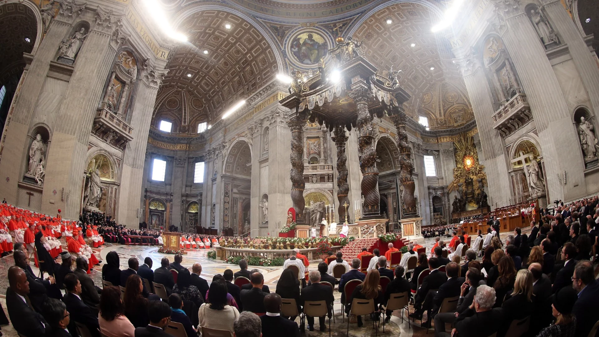 Черен дим над Ватикана: Нов неуспешен опит за избор на папа (ВИДЕО)